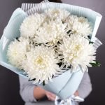 Букет из 7 белых хризантем в стильной упаковке — изображение 2