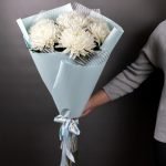 Букет из 7 белых хризантем в стильной упаковке — изображение 3