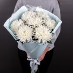 Букет из 7 белых хризантем в стильной упаковке