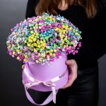 Букет в шляпной коробке с радужной гипсофилой — изображение 5