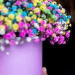 Букет в шляпной коробке с радужной гипсофилой — изображение 4