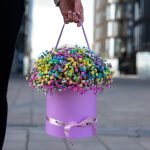 Букет в шляпной коробке с радужной гипсофилой — изображение 3