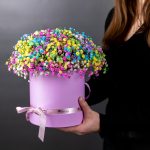 Букет в шляпной коробке с радужной гипсофилой — изображение 2