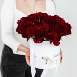 шляпная коробка с красными розами