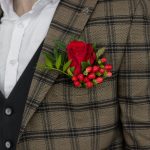 Бутоньерка для жениха из красной розы и зелени