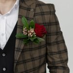 бутоньерка из красной розы и скимии