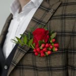 бутоньерка для жениха из красной розы и ягод хиперикума