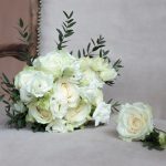 Бутоньерка для жениха из белой розы и зелени — изображение 3