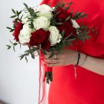 Букет невесты из красных и белых роз — изображение 6