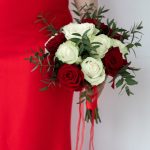 Букет невесты из красных и белых роз — изображение 5