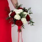 Набор букет невесты из красных и белых роз с бутоньеркой — изображение 3