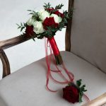 Набор букет невесты из красных и белых роз с бутоньеркой