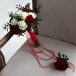 Набор букет невесты из красных и белых роз с бутоньеркой — изображение 2