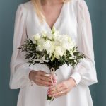 Букет невесты из белых роз и лизиантуса — изображение 5