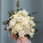 букет невесты из белых роз и лизиантуса