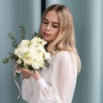 Букет невесты из белых роз и лизиантуса — изображение 3