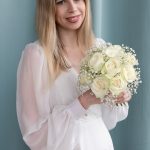 11 белых роз в букете невесты и гипсофила