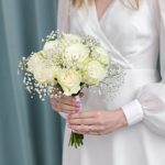 свадебный букет из белых роз и гипсофилы