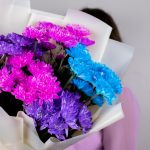 Букет из 5 ярких кустовых хризантем — изображение 3