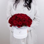Букет в шляпной коробке из 35 красных роз размера М (Кения)