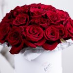 Букет в шляпной коробке из 35 красных роз размера М (Кения) — изображение 2