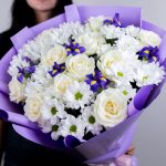 Букет из 11 белых роз, ирисов и хризантемы размера L — изображение 2