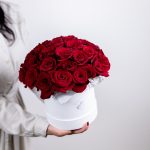 Букет в шляпной коробке из 35 красных роз размера М (Кения) — изображение 4