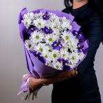 Букет из ирисов и белых кустовых хризантем размера M — изображение 2