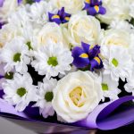 Букет из 11 белых роз, ирисов и хризантемы размера L — изображение 4