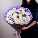 Букет из 11 белых роз, ирисов и хризантемы размера L — изображение 3