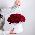 Букет в шляпной коробке из 35 красных роз размера М (Кения) — изображение 3