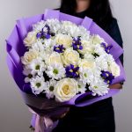 Букет из 11 белых роз, ирисов и хризантемы размера L
