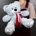 медведь плюшевый серого цвета