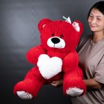 игрушка медведь красного цвета