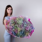 большой букет цветной гипсофилы