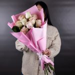 Букет из 9 розовых и белых роз (Эквадор, 50 см) — изображение 4