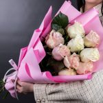 Букет из 9 розовых и белых роз (Эквадор, 50 см) — изображение 5