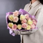 Букет из 15 розовых и белых роз (Эквадор, 50 см) — изображение 4