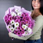 Букет из 9 розовых и  белых кустовых хризантем в виде ромашки — изображение 2