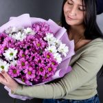 Букет из 9 розовых и  белых кустовых хризантем в виде ромашки — изображение 4