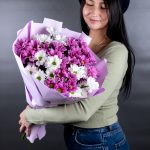 Букет из 9 розовых и  белых кустовых хризантем в виде ромашки — изображение 5