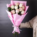 Букет из 9 розовых и белых роз (Эквадор, 50 см) — изображение 2