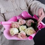 Букет из 9 розовых и белых роз (Эквадор, 50 см) — изображение 3