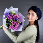 Букет из ирисов, розовых кустовых хризантем и альстромерий размера S — изображение 3