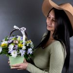 Сумочка из цветов с орхидеей и хризантемой — изображение 4