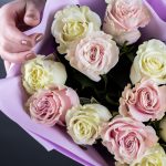 Букет из 15 розовых и белых роз (Эквадор, 50 см) — изображение 2