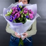 Букет из ирисов, розовых кустовых хризантем и альстромерий размера S — изображение 4