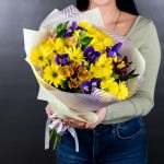 Букет из ирисов, желтых кустовых хризантем и альстромерий размера S