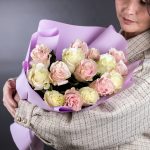 Букет из 15 розовых и белых роз (Эквадор, 50 см) — изображение 5