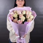 Букет из 15 розовых и белых роз (Эквадор, 50 см)